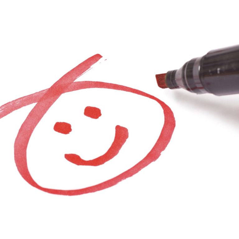 Supporto personalizzato Red smiley face drawn with a marker on white paper.